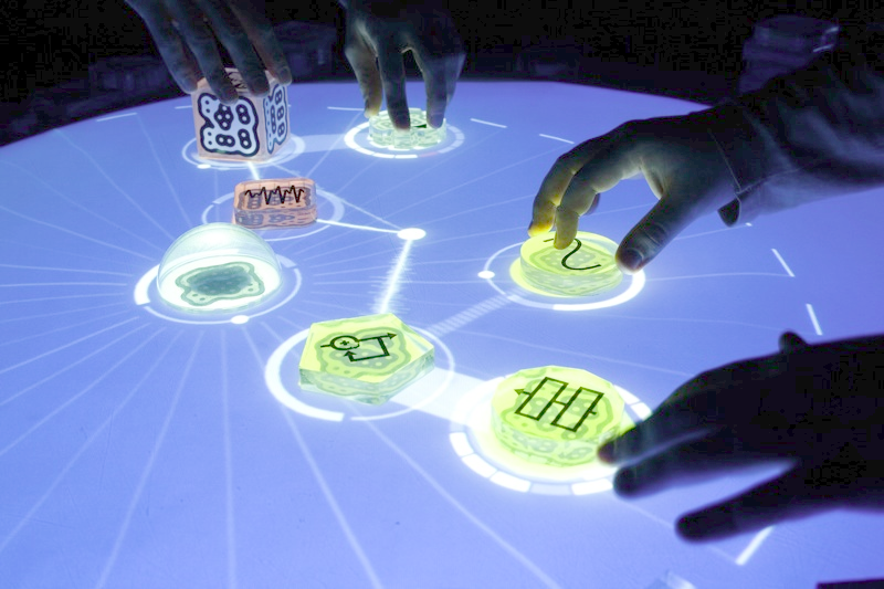 Illustration for article titled ReacTable Synth Makes Touchy-Feely Music for your Eyes